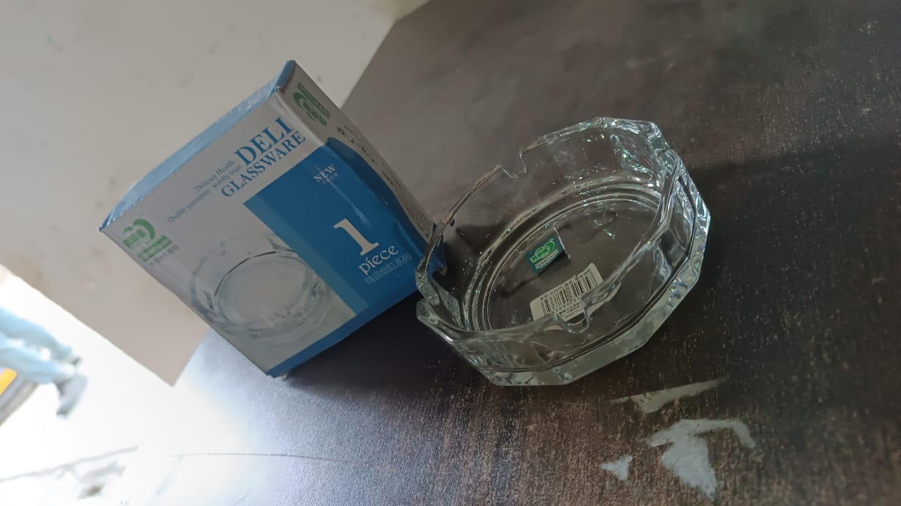 Transparent Ashtray Cigarettes Holder Home Office and Bar Tone Hotel Restaurant Indoor (1 pc) Transparent Ashtray Cigarettes Holder Home Office and Bar Tone Hotel Restaurant Indoor (1 pc)